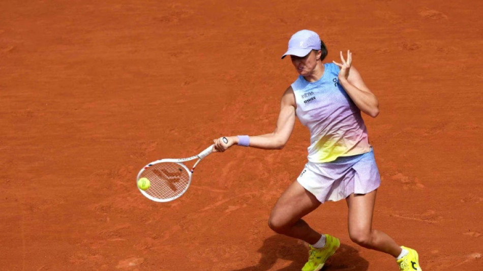 Swiatek begins French Open defence with straight-sets win