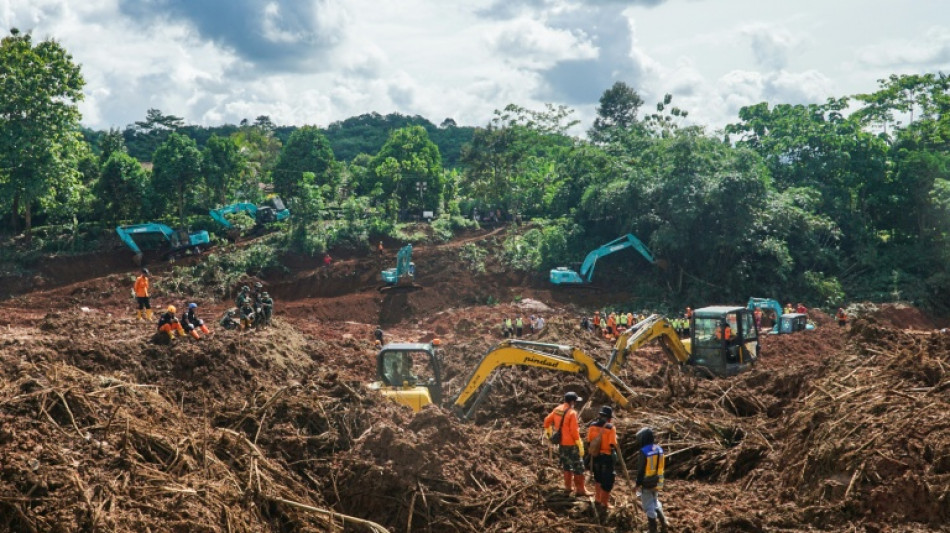 Indonésie: 18 morts dans des glissements de terrain, selon un nouveau bilan
