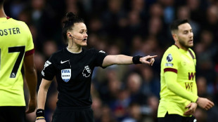 Rebecca Welch se torna 1&ordf; mulher a apitar jogo da Premier League