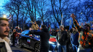 La bandera de la Rep&uacute;blica Isl&aacute;mica de Ir&aacute;n, remplazada brevemente por otra de la monarqu&iacute;a en Londres