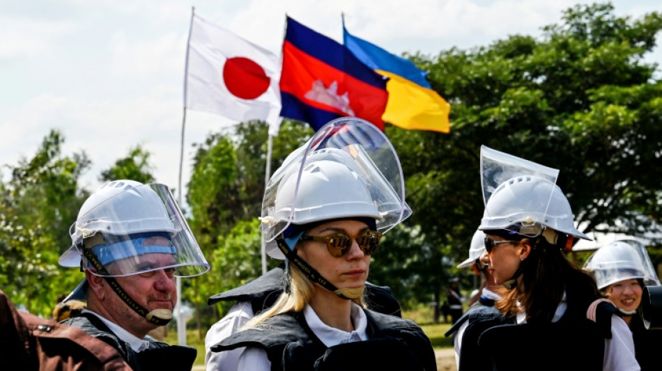 Militares ucranianos aprenden en Camboya t&eacute;cnicas de desminado