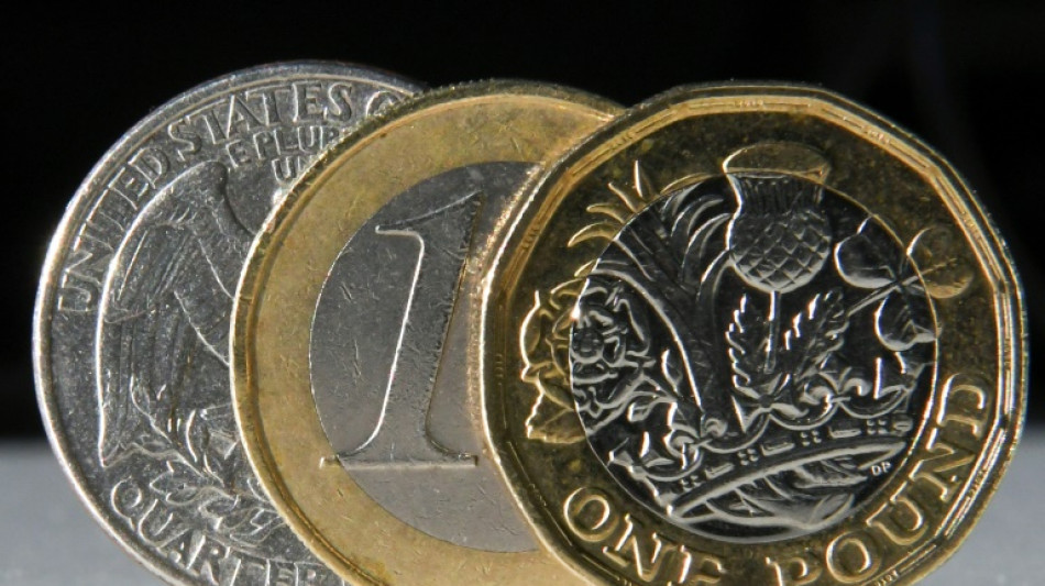 L'euro passe sous 1,02 dollar, une premi&egrave;re depuis 2002