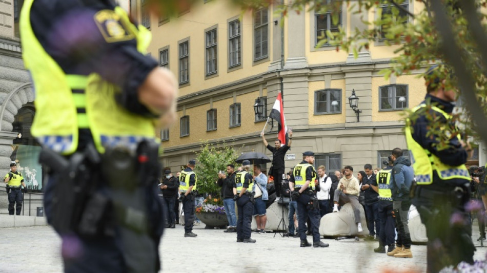 Dois homens queimam um Alcor&atilde;o em protesto autorizado em frente ao Parlamento sueco