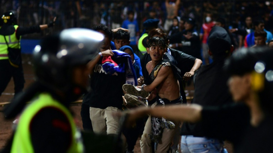 En Indon&eacute;sie, des violences apr&egrave;s un match de foot font 127 morts