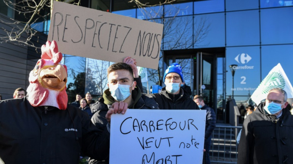 Devant le si&egrave;ge de Carrefour, des producteurs d'&oelig;ufs r&eacute;clament une "revalorisation des prix"