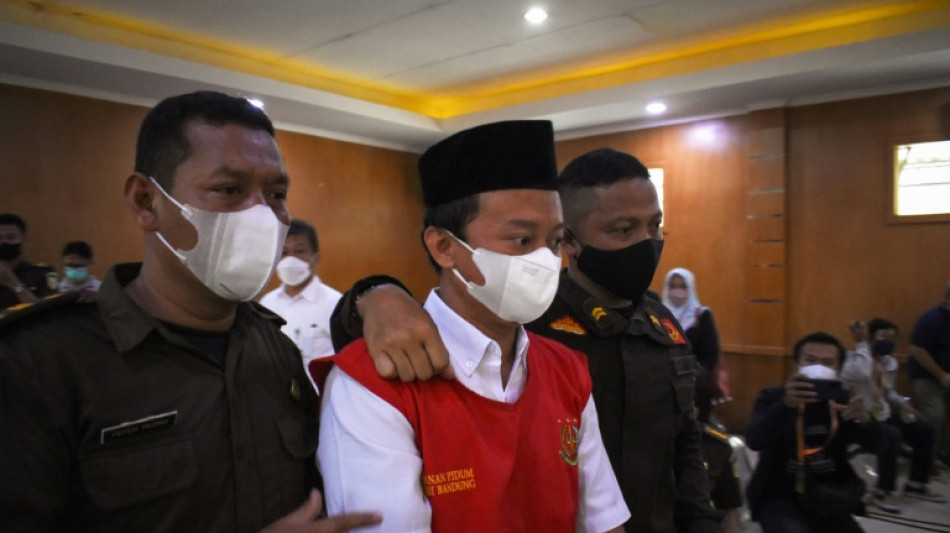 Un profesor indonesio condenado a muerte por violar a 13 estudiantes