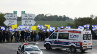 Israelenses se re&uacute;nem com o 'cora&ccedil;&atilde;o partido' para receber corpos de ref&eacute;ns