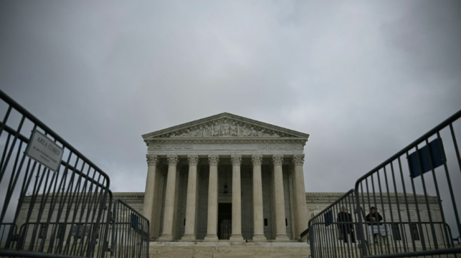 Droits de douane: furieux, Trump contre-attaque et impose une nouvelle taxe mondiale