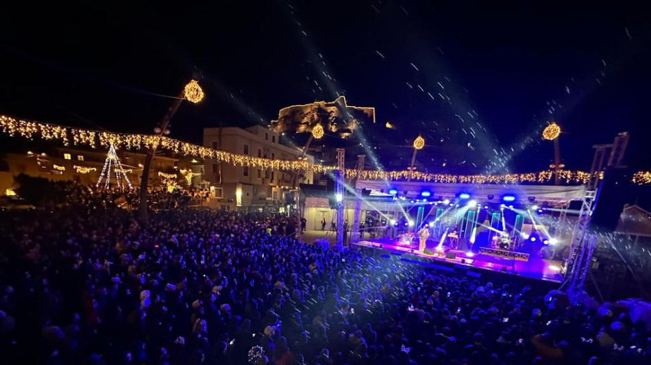 Capodanno a Castelsardo con Anna, J-Ax e i fuochi artificiali al castello