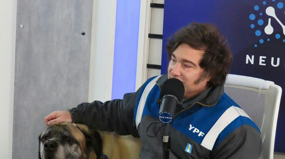 Milei muestra a uno de sus perros, objeto de polémica al comienzo de su mandato en Argentina