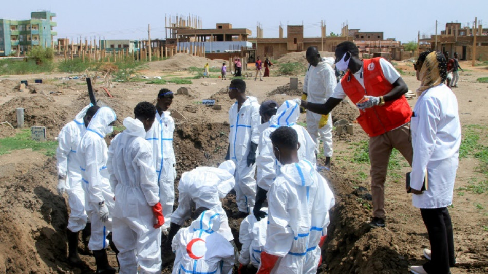 Soudan: Khartoum d&eacute;terre ses morts pour leur rendre  "dignit&eacute;"