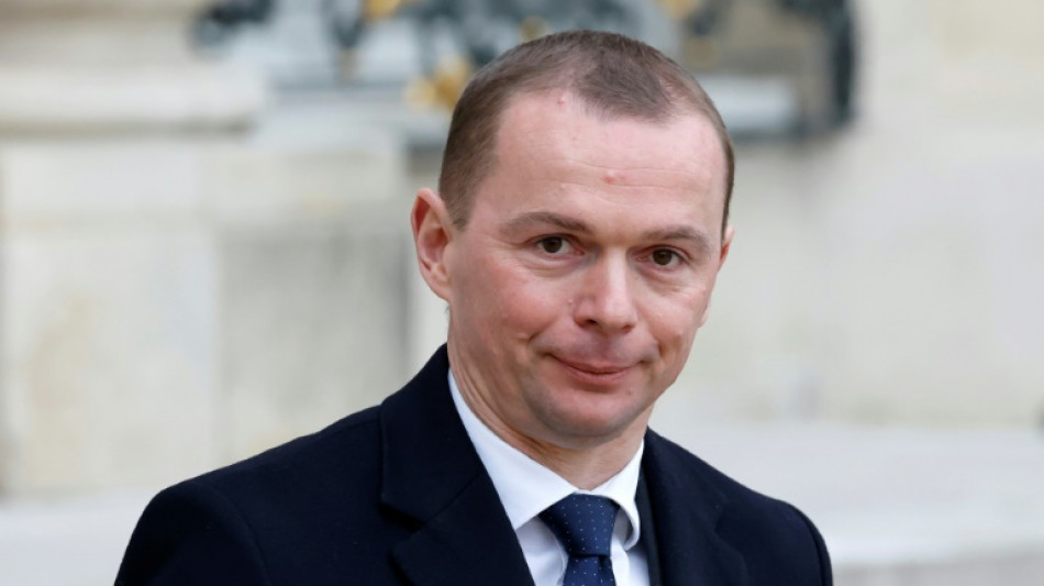 Dussopt rattrap&eacute; par une affaire de "favoritisme"