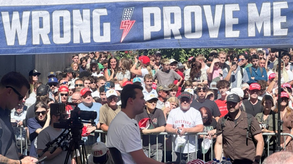 Assassino de Charlie Kirk, aliado de Trump, continua foragido nos EUA