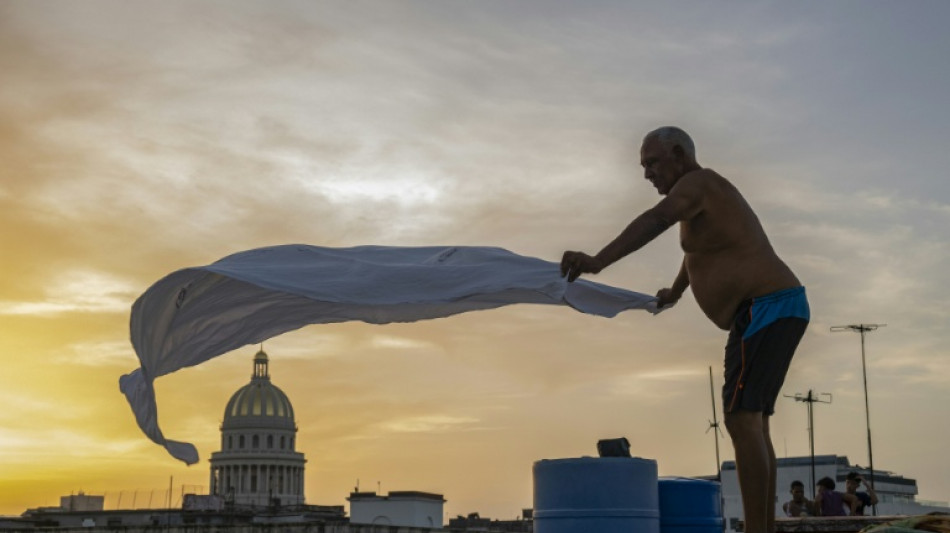 Cubanos duermen en azoteas y espacios p&uacute;blicos ante el calor y los apagones