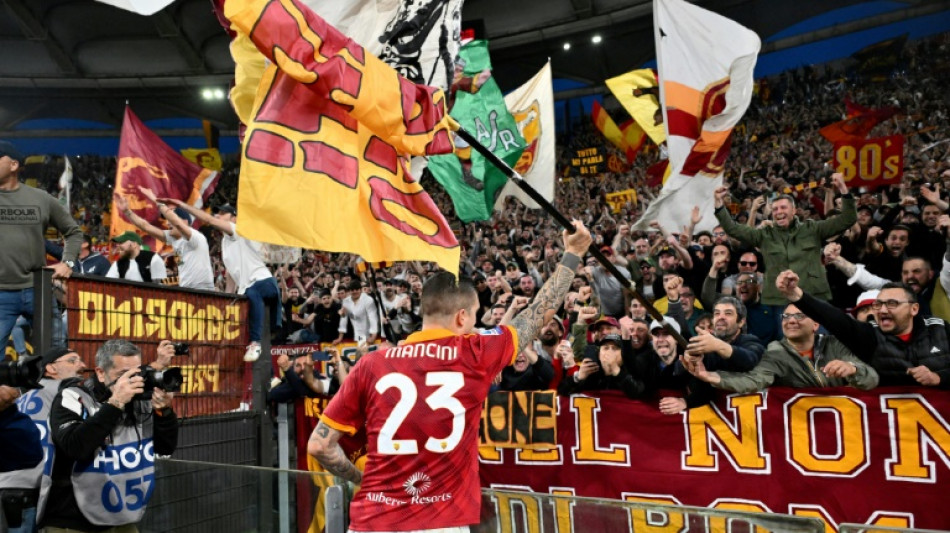 Roma bate Lazio em cl&aacute;ssico no Italiano; Milan vence 5&ordf; seguida