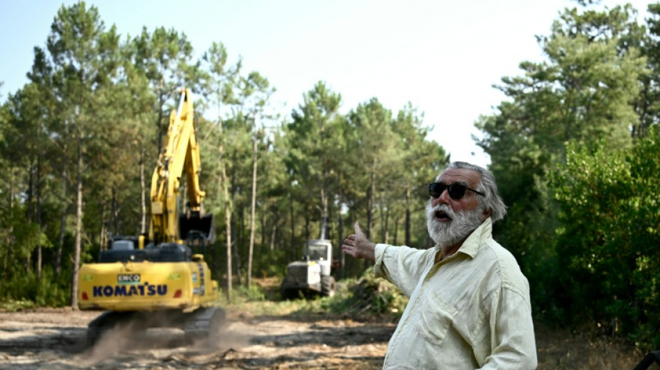 Un grupo de irreductibles franceses se resiste a abandonar su exclusiva pen&iacute;nsula pese a incendio
