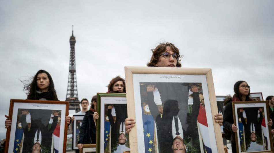 "Inaction" climatique: les d&eacute;crocheurs de portraits de Macron &agrave; la CEDH