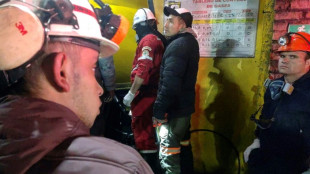 Buscan a 10 mineros atrapados por explosi&oacute;n que mat&oacute; a 11 en Colombia