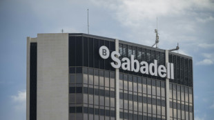 El banco espa&ntilde;ol Sabadell vende su filial brit&aacute;nica TSB al Santander por casi 3.100 millones de euros