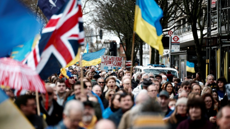 Des centaines de manifestants &agrave; Londres en soutien &agrave; l'Ukraine, trois ans apr&egrave;s le d&eacute;but de la guerre