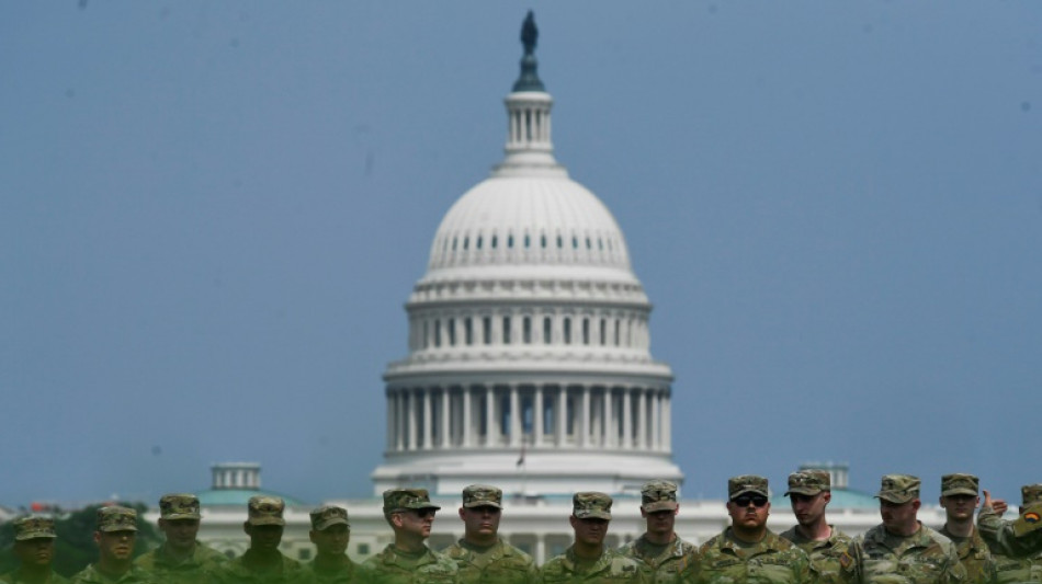 Trump completa 79 anos e preside desfile militar em meio aos protestos nacionais