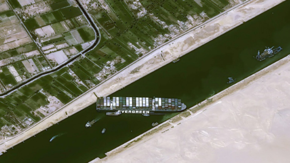 Frachtschiff "M/V Glory" l&auml;uft im Suezkanal auf Grund