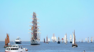 Schiff ger&auml;t bei Einlaufparade f&uuml;r Sail-Festival in Bremerhaven in Brand
