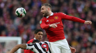 Shaw extends contract at Man Utd to 2027