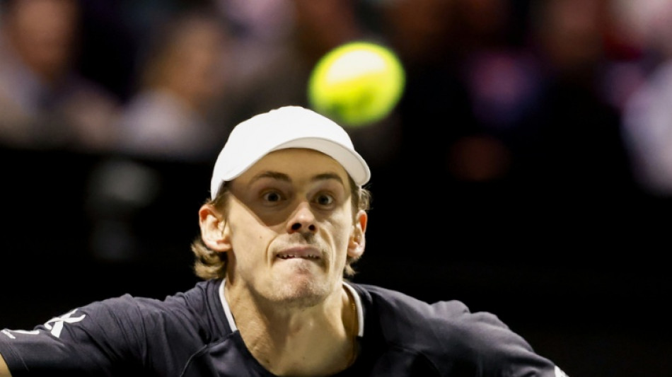 De Minaur scraps past local legend van de Zandschulp