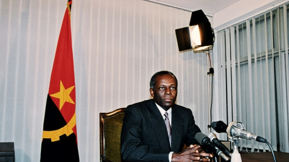La d&eacute;pouille de l'ex-pr&eacute;sident dos Santos rapatri&eacute;e en Angola