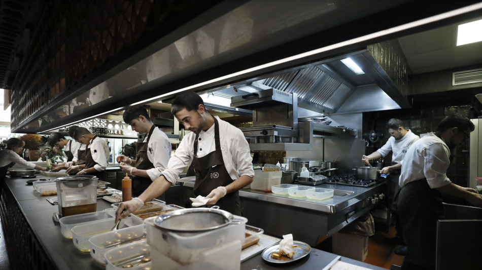 Confcommercio, allarme bollette, per negozi e ristoranti 2.000 euro al mese