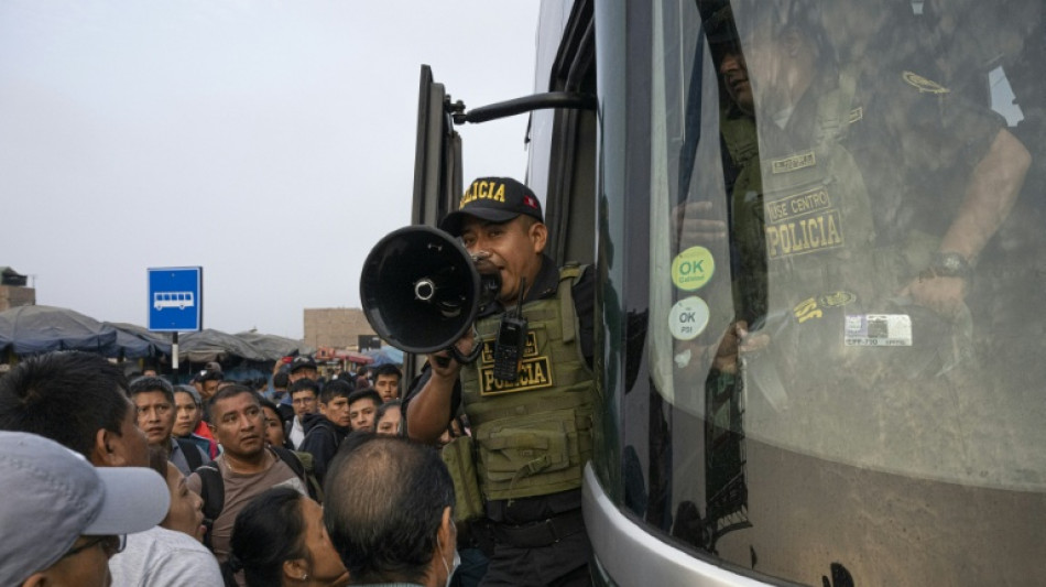Profissionais dos transportes protestam contra extorsão no Peru
