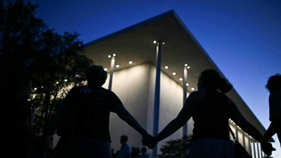 Manifestantes protestam no Kennedy Center ap&oacute;s amea&ccedil;a de demoli&ccedil;&atilde;o anunciada por Trump