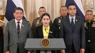 Tha&iuml;lande: sur un si&egrave;ge &eacute;jectable, la Premi&egrave;re ministre pr&eacute;sente ses excuses