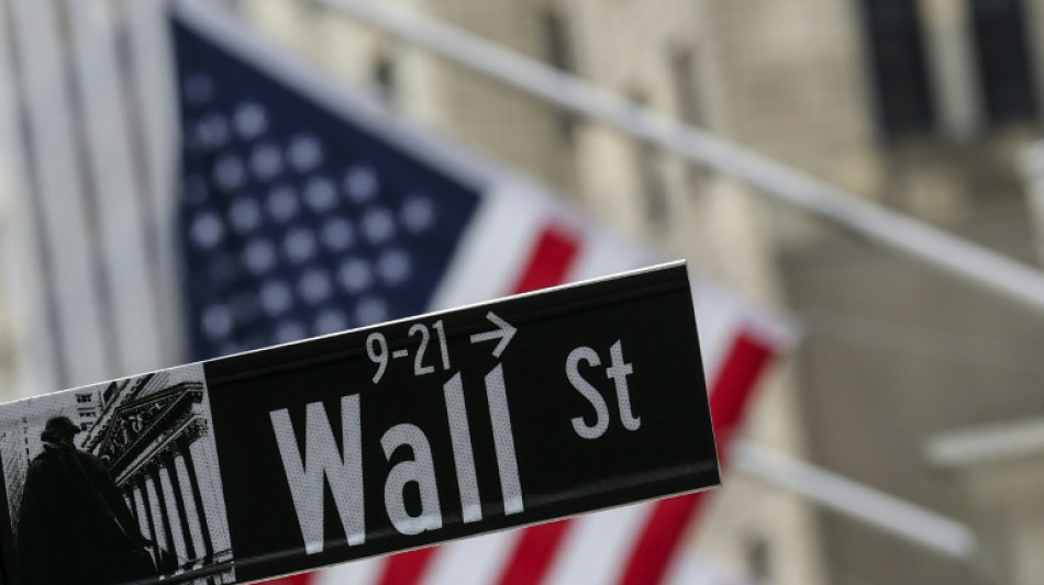 Wall Street sur la d&eacute;fensive, r&eacute;sultats d'entreprises et Moyen-Orient p&egrave;sent
