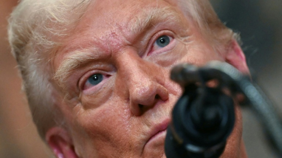 Trump assina decreto que eleva tarifas a produtos de dezenas de pa&iacute;ses