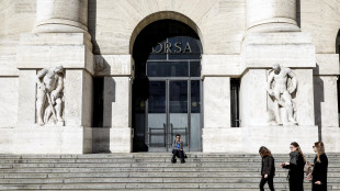 Borsa: Milano apre in forte calo, -2,87%