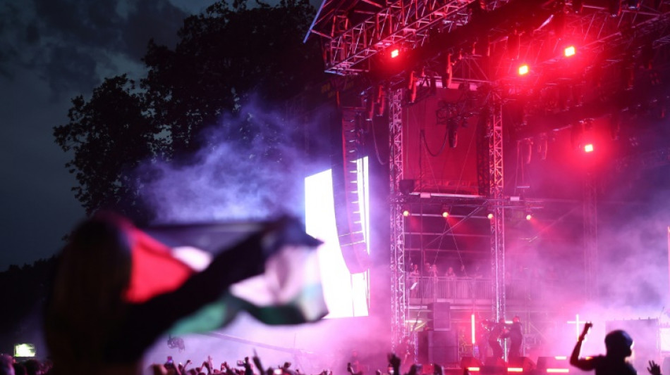 Los raperos norirlandeses Kneecap niegan cualquier apoyo a Hezbolá tras la imputación de un miembro del grupo