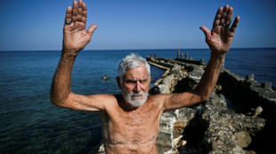 Em Cuba, idosos desafiam a velhice a nado