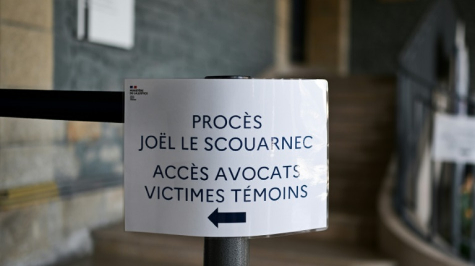 El m&eacute;dico juzgado en Francia por cientos de violaciones de ni&ntilde;os dice que eso no le imped&iacute;a ser un "buen cirujano"
