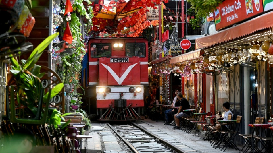 Los turistas amantes de la adrenalina mantienen viva la calle del tren en Vietnam