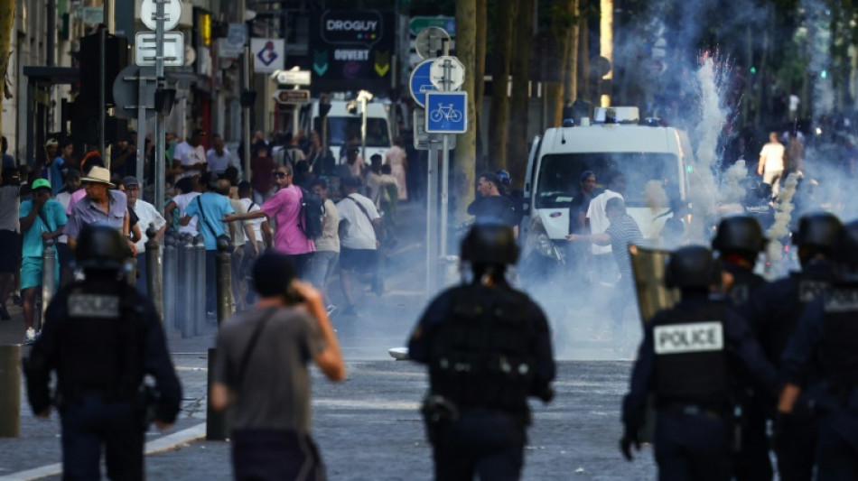 Redes sociais removeram milhares de conte&uacute;dos ilegais durante dist&uacute;rbios na Fran&ccedil;a