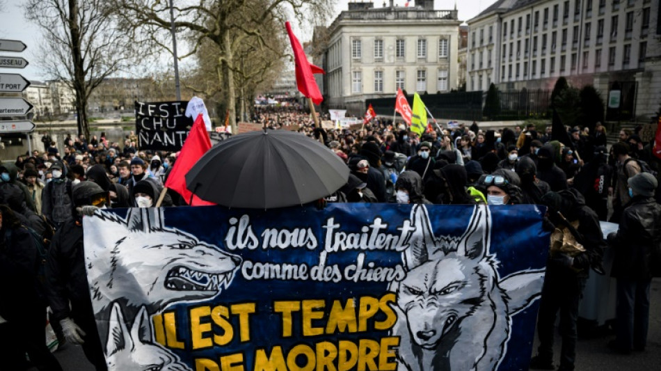 Pour l'ex&eacute;cutif, au Parlement comme dans la rue, la bataille des retraites s'acc&eacute;l&egrave;re