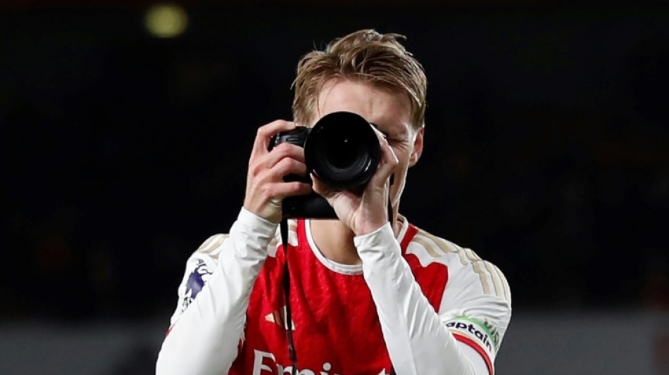 Arsenal vence Liverpool e acirra luta pelo t&iacute;tulo no Campeonato Ingl&ecirc;s