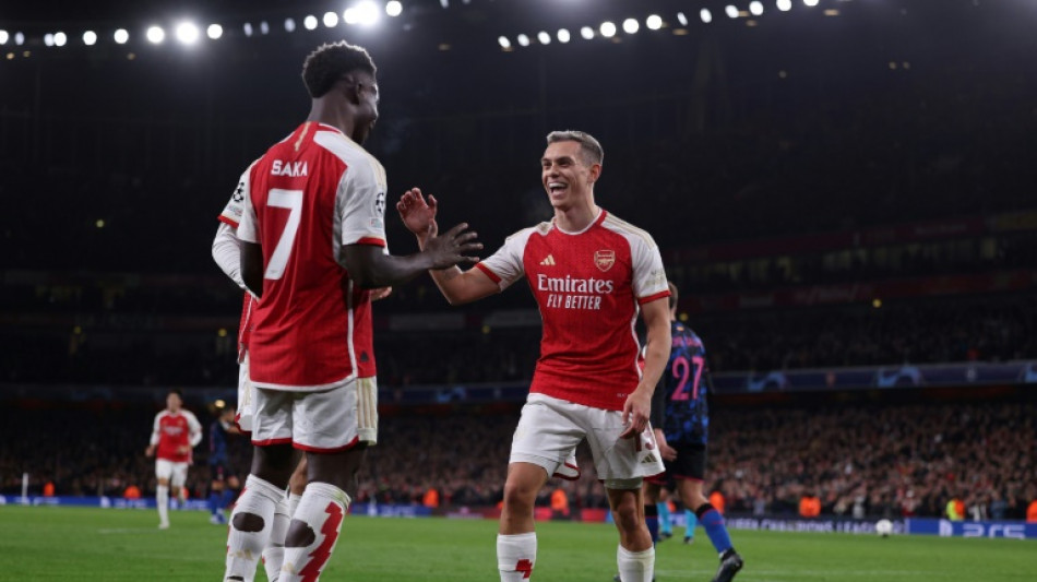 L&iacute;der do grupo B, Arsenal vence Sevilla (2-0) que segue sem vencer na Champions