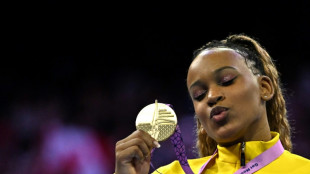 Rebeca Andrade supera Simone Biles e &eacute; campe&atilde; mundial do salto