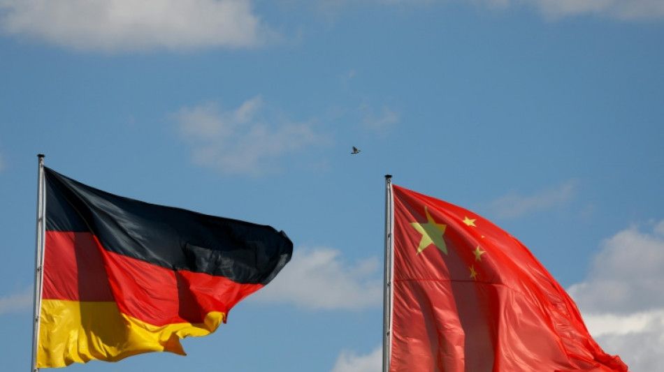 Kanzler Merz bricht zu Antrittsbesuch in China auf - Treffen mit Xi am Mittwoch