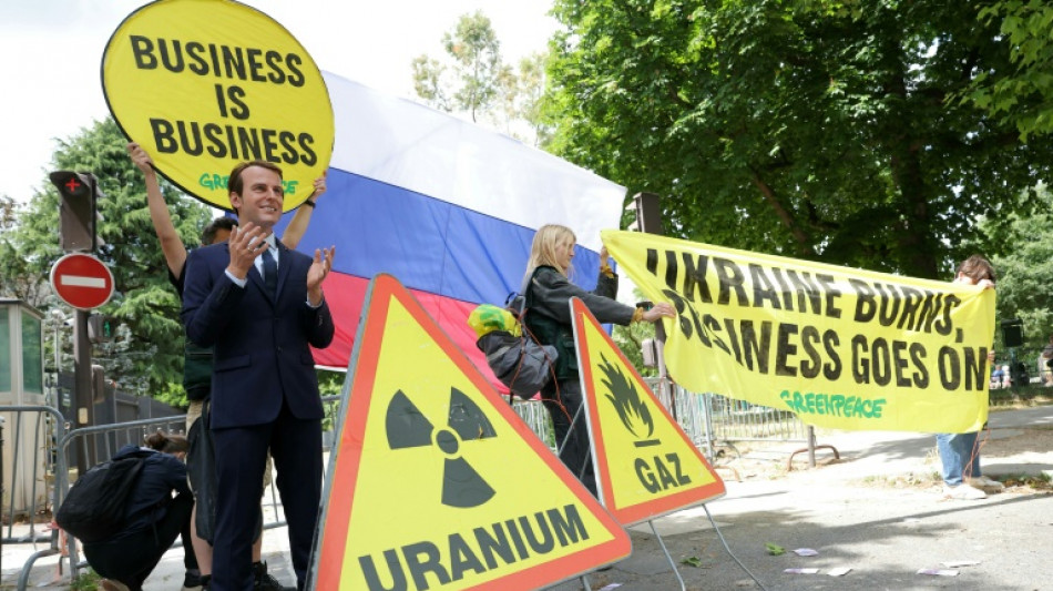 Greenpeace: la statue de Macron volée chez Grévin puis déposée devant l'ambassade de Russie