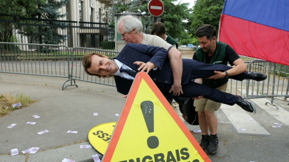 Greenpeace roba una estatua de cera de Macron para protestar ante la embajada rusa en Par&iacute;s