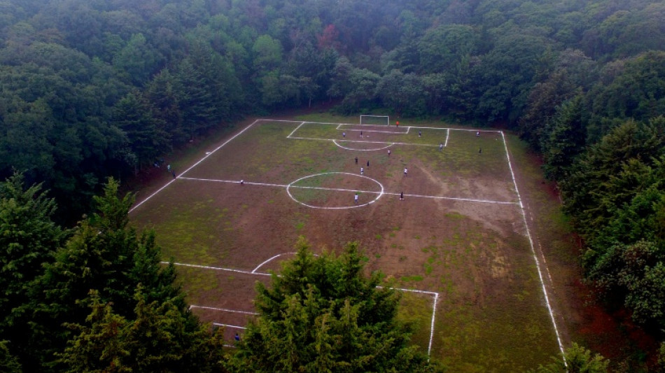 Cratera de vulc&atilde;o inativo &eacute; palco de torneio de futebol na Cidade do M&eacute;xico